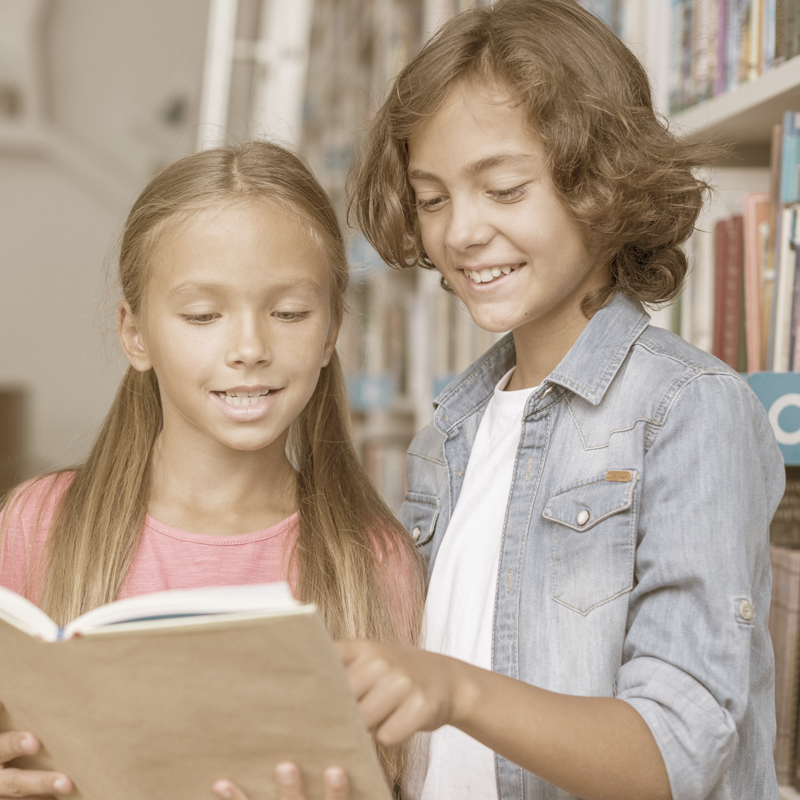Duas crianças lendo um livro