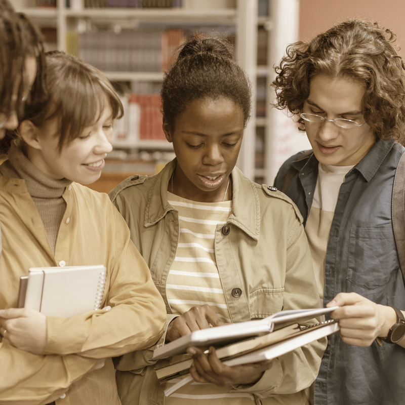 Jovens lendo um caderno